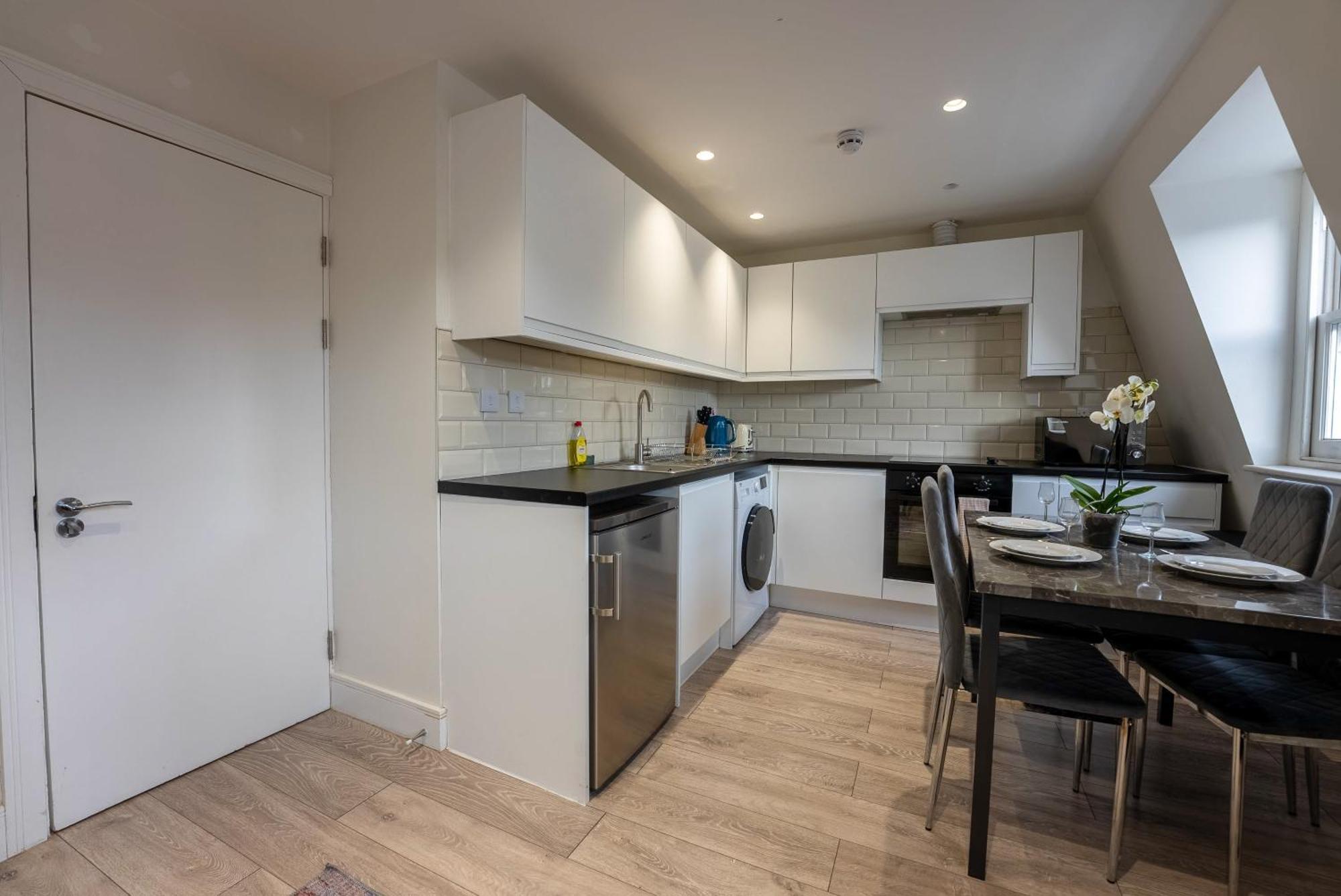 Home-like 1-br Flat In Victoria Апартаменты